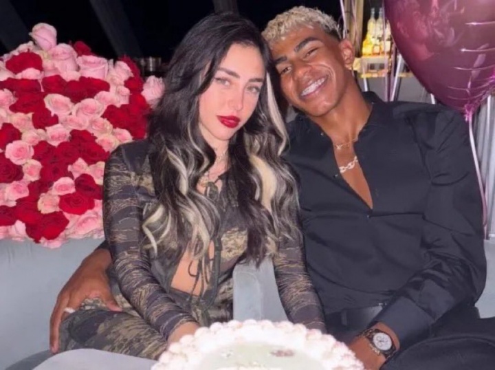 记者：前女友与亚马尔分手后，被看到和知名博主一同参加派对